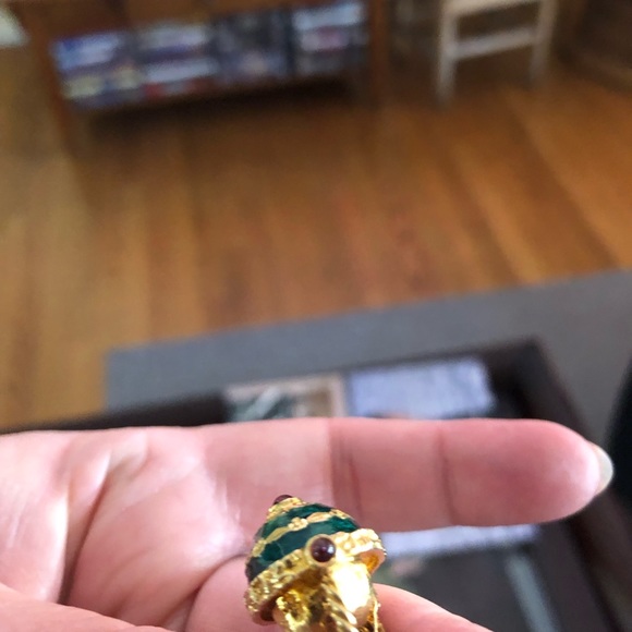 Faberge Half egg with rabbit sitting in it. Gold plated silver, green with 3 sto - Picture 6 of 6